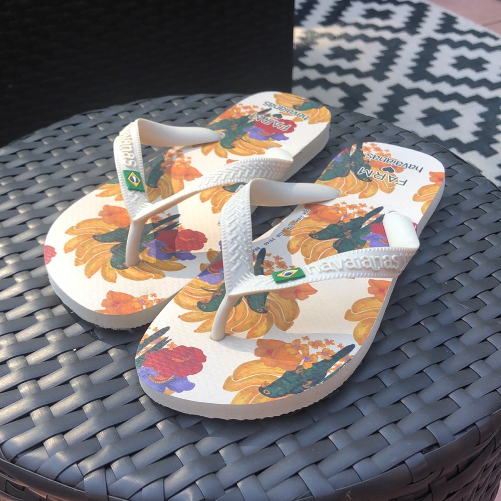 FARM RIO Havaianas Green Parrot 🦜 Flip Flops with Orange Floral Print